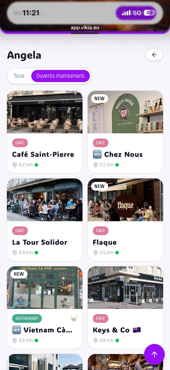 Écran de l'application vikîA affichant les Safe Places Angela ouvertes à Caen — brasseries, bars et cafés partenaires avec photo, catégorie et distance